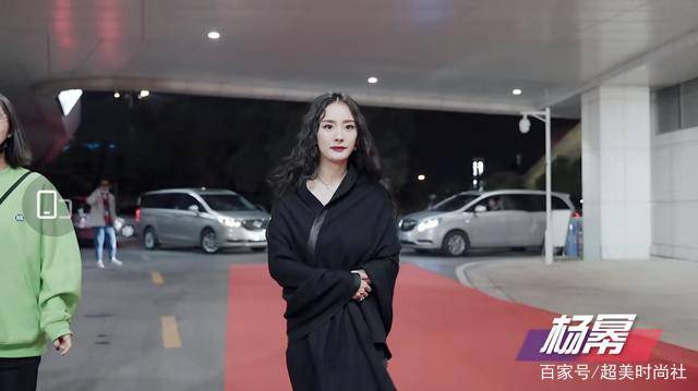 周笔畅|一千零一夜晚会明星造型翻车！周笔畅穿胖了一圈，郑爽牙签腿吓人