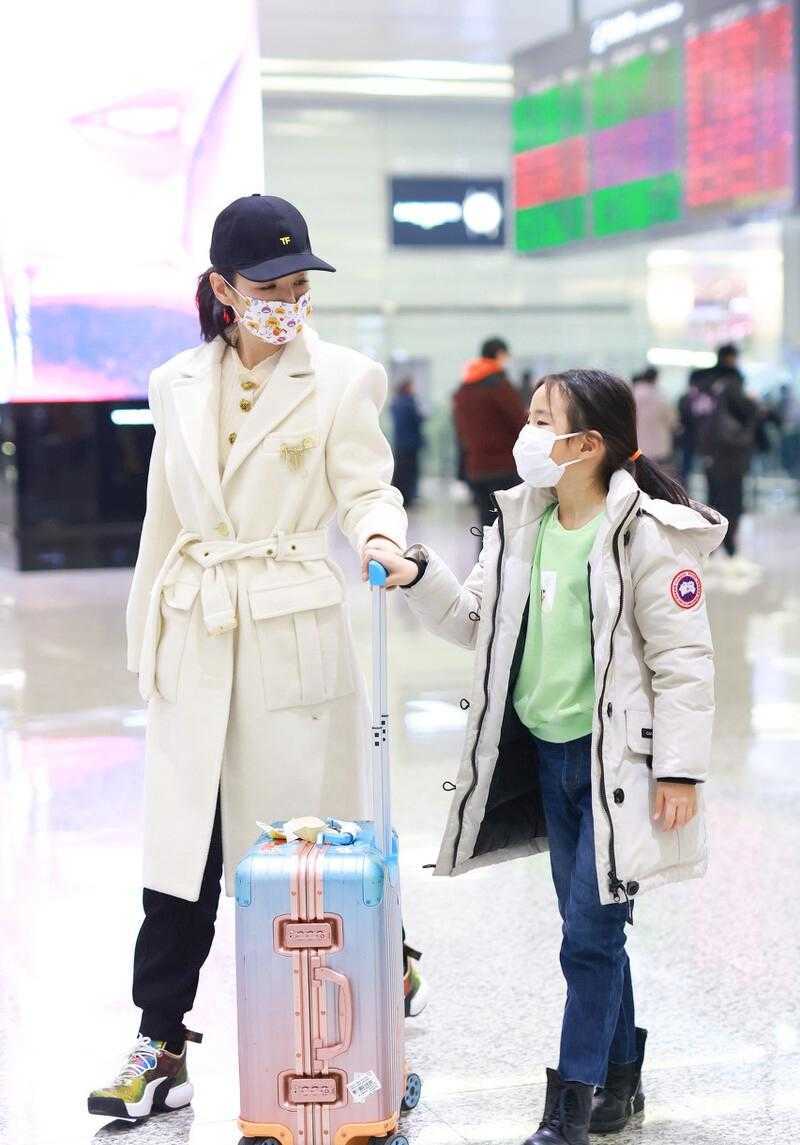 黄奕|黄奕独自带女儿走机场,穿米色大衣配运动鞋,和女儿更像姐妹