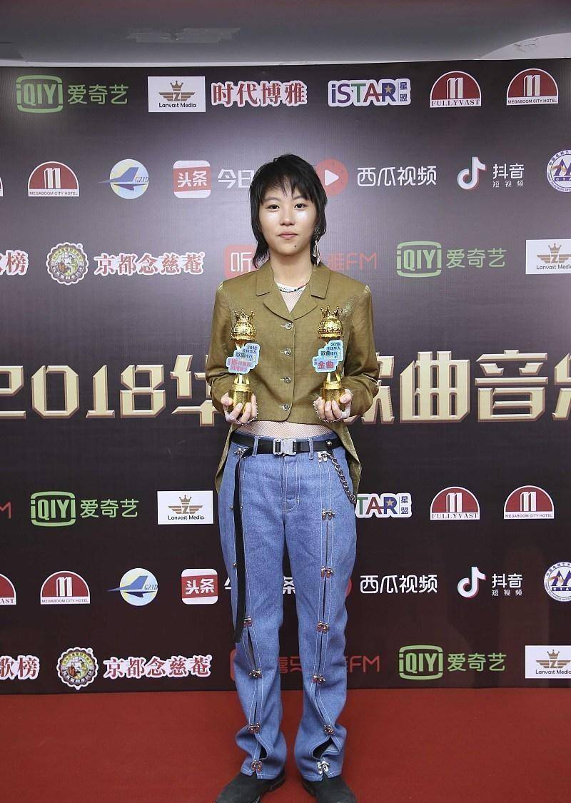 颜色|窦靖童真是随了王菲的潇洒，短发配西装好帅气，跟个假小子似的