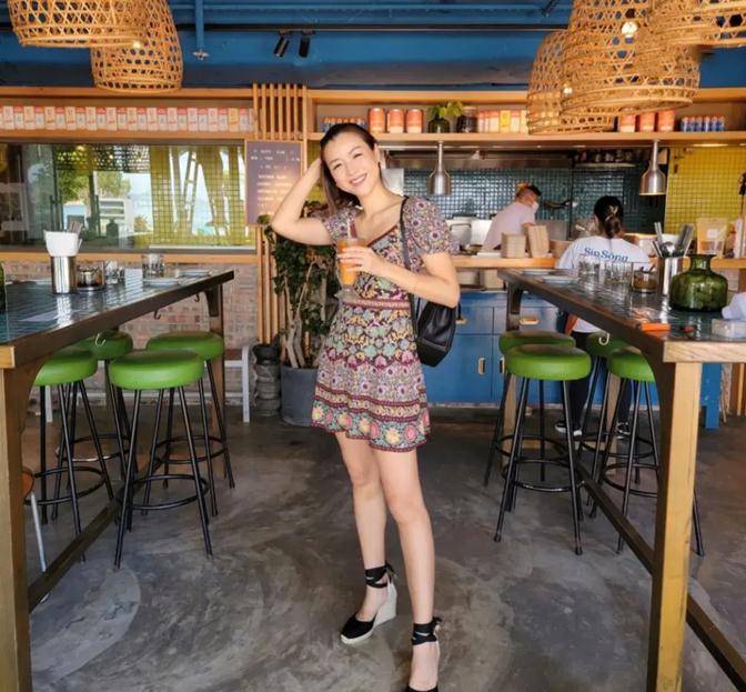 合体|陈茵媺夫妇罕见合体出游,穿短裙似女团,50岁陈豪头发花白老太快