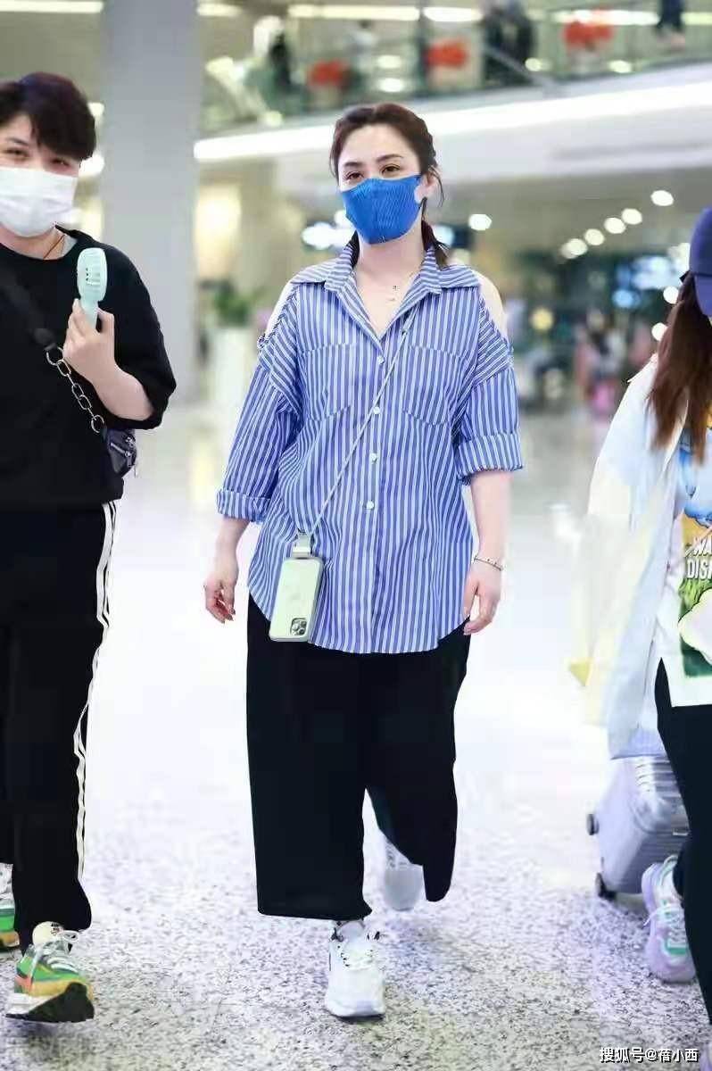 黑色|阿娇钟欣潼不在乎身材了吗？穿得松松垮垮走机场，不过还挺洋气的
