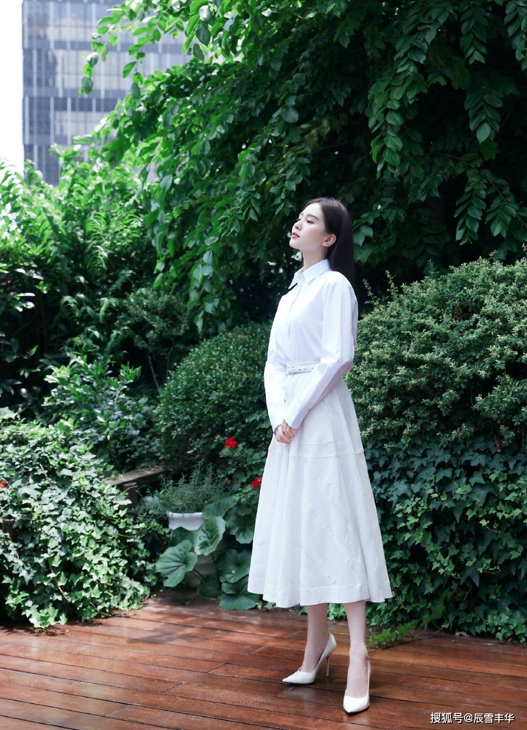 美得|刘诗诗美得真自信！西装配“百褶裙”高级又甜美，清爽色调还减龄