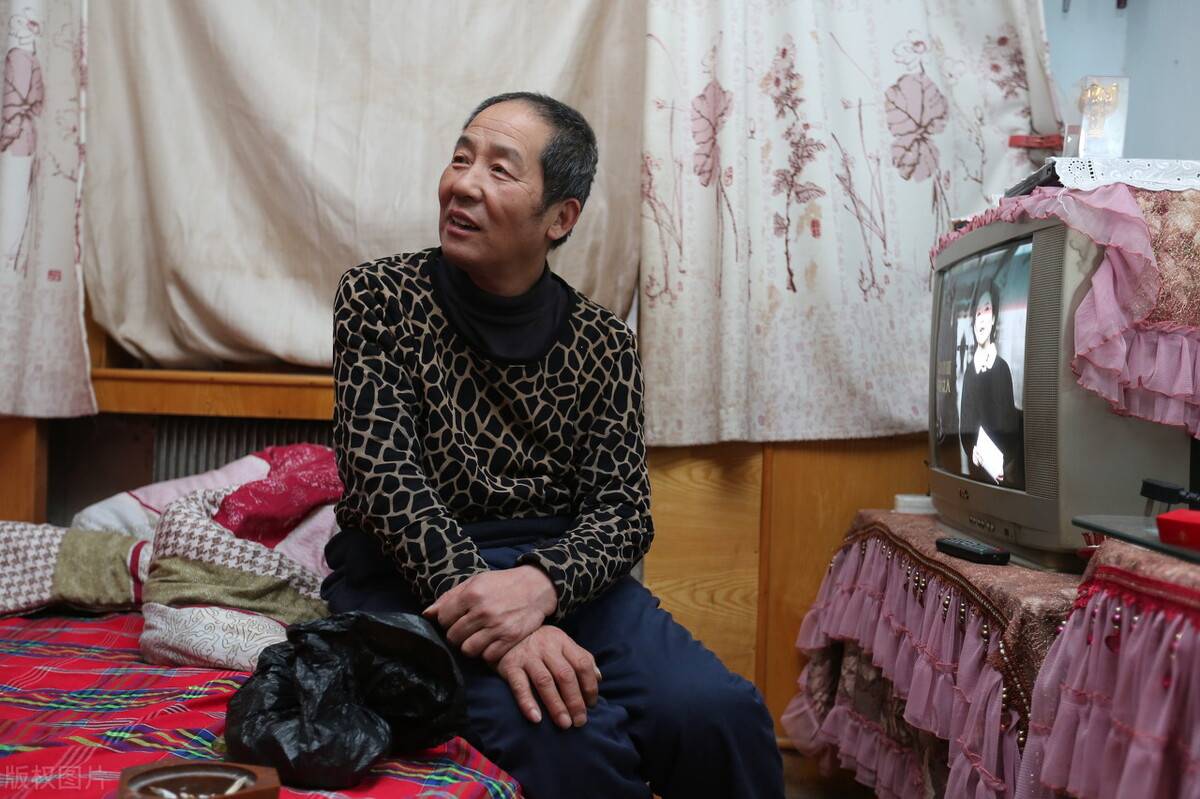 55岁大爷哭诉从保安升级为男保姆虽然挣钱很多但我却很痛苦