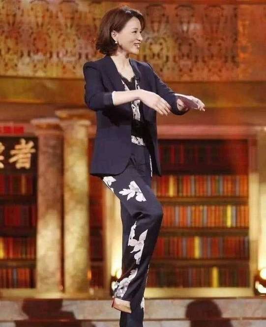 小白|女人到了中年，放弃牛仔裤配小白鞋吧！瞧董卿这样穿，太气质！