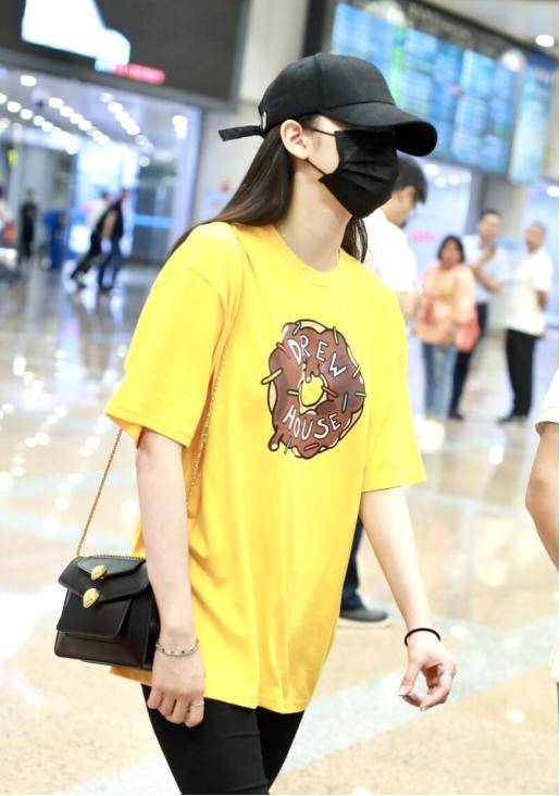 黑色|欧阳娜娜原来这么瘦，宽松短袖搭配紧身裤，大长腿让人羡慕