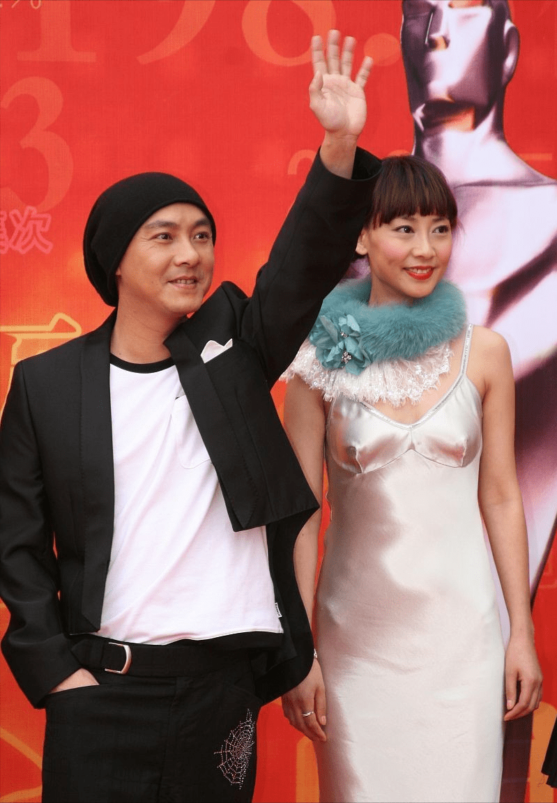 张卫健|张卫健妻子穿衣真是“没正经”，吊带裙偏配毛领，混搭还挺有个性