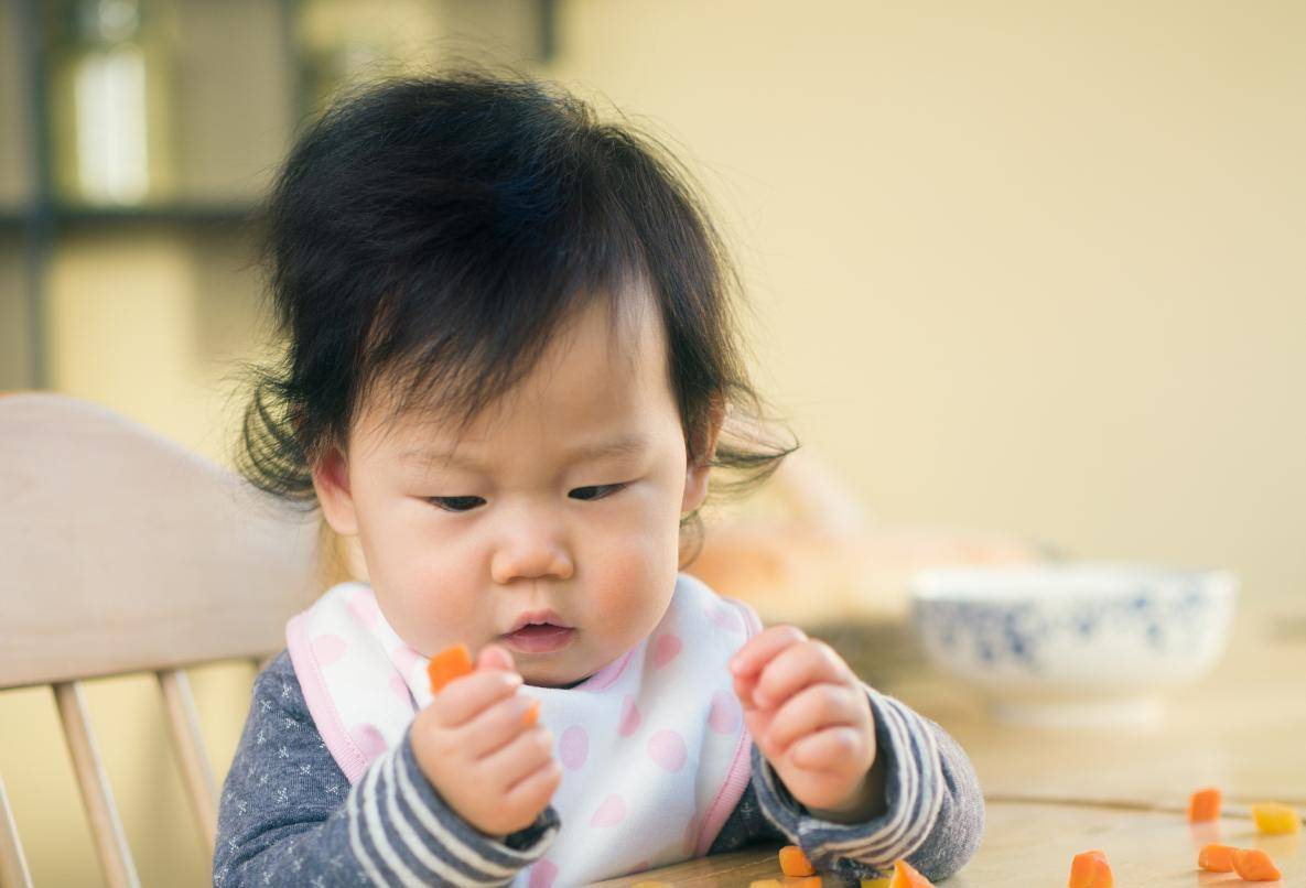 独立|孩子在入园前，家长要重点培养娃“独立吃饭”，别等入园后才着急