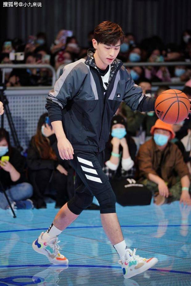 运动服|男人可别穿那么油腻了，学学邓伦穿运动服，不仅显瘦还很帅