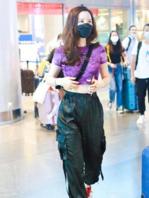 张萌|张萌在机场大秀身材,特意穿“小一号”T恤,说她是17岁也不过分