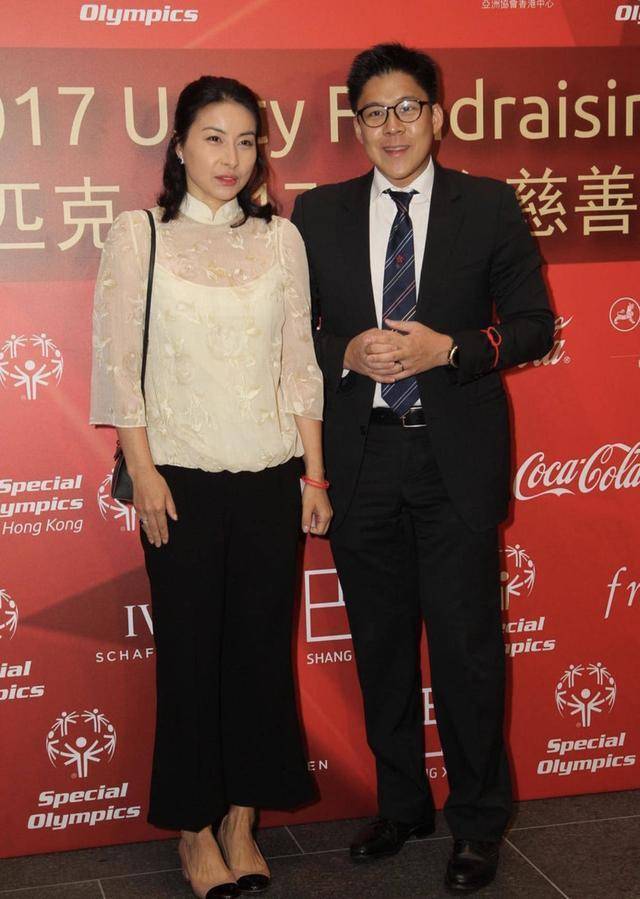 郭晶晶|“豪门太太”郭晶晶气质开，格子上衣搭配黑色半身裙，简约高级