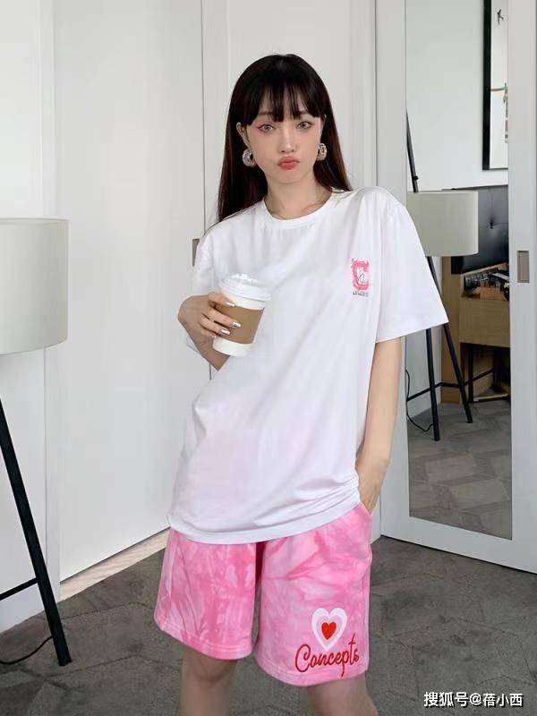 好身材|李小璐终究是女明星，比一般的网红气质要高级，穿吊带裙特洋气