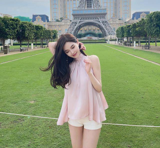 人间|美女穿上人间水蜜桃粉色甜美法式露肩上衣,成为了温柔小姐姐。