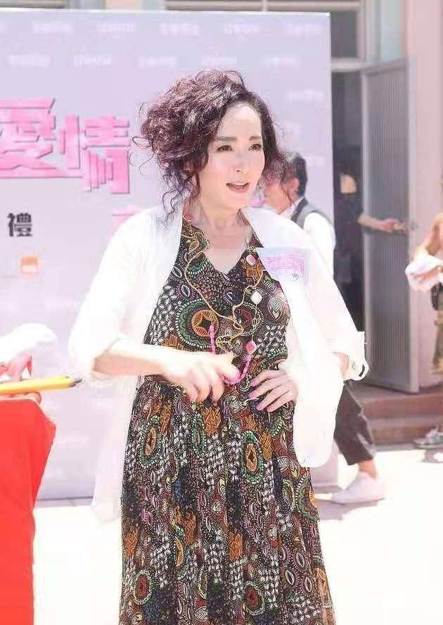白金发|63岁恬妞为了抢镜真够拼，染一头白金发亮相，也只有她才能hold住