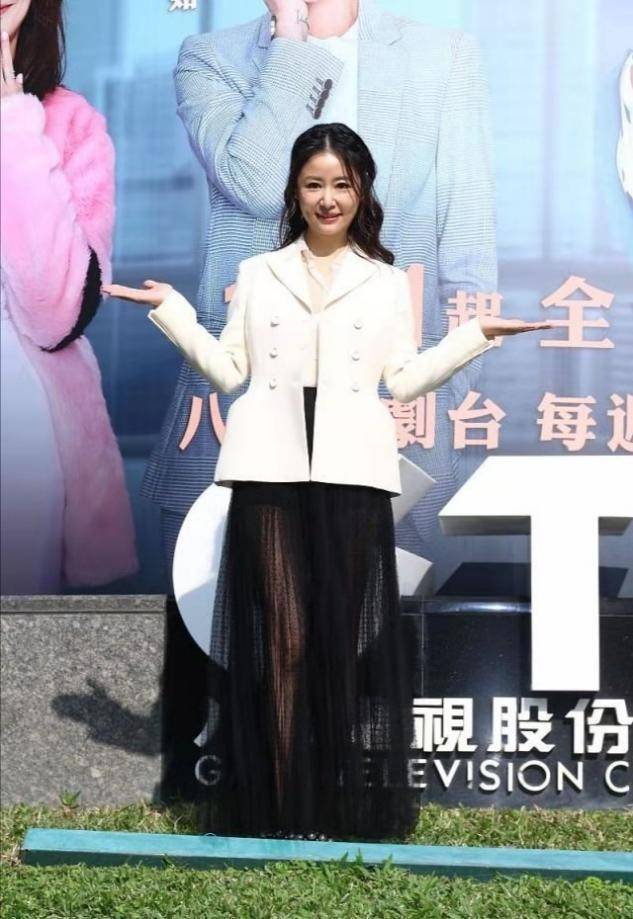 林心如|霍建华为丈母娘庆生！林母穿露肩裙成焦点，林心如穿V领衣太时髦