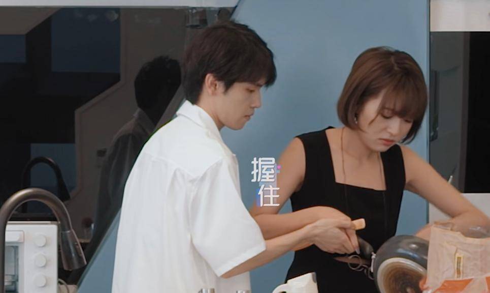 关系|心动的信号:陈思铭摸手方彬涵,女方毫不抗拒,这是在谈了吗?