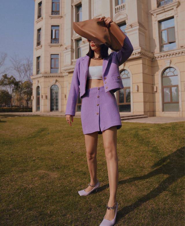 整体|今年火了一种穿法叫:上衣短了“大半截”,配半身裙,好洋气显高