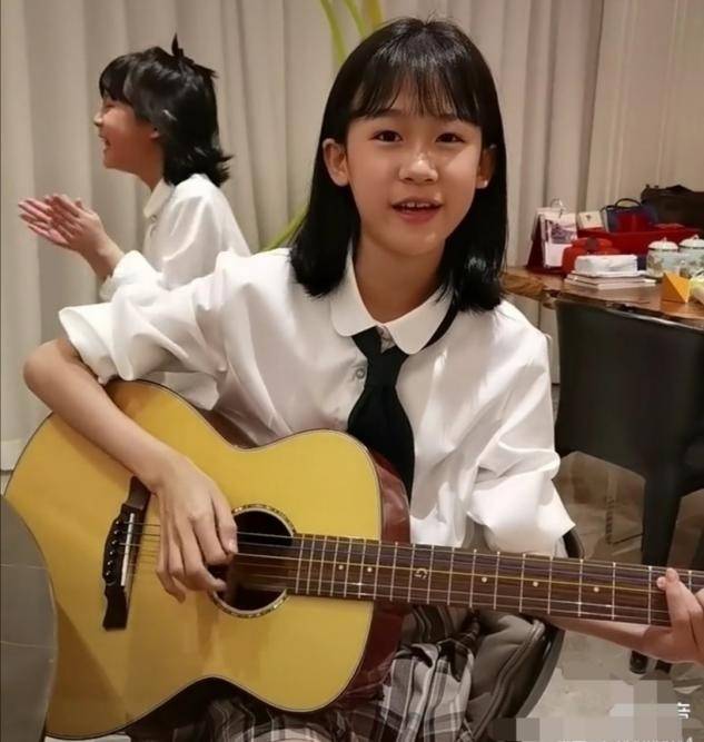 鮑蕾12歲大女兒彈唱顯羞澀，五官神似陸毅，小女兒在旁邊拍手搗亂 娛樂 第3張