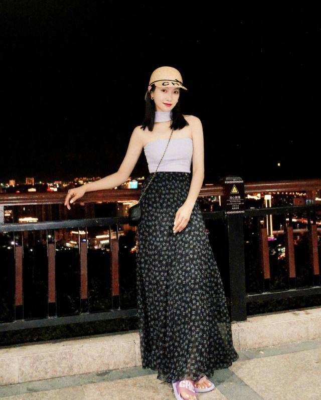 整体|今年火了一种穿法叫:上衣短了“大半截”,配半身裙,好洋气显高