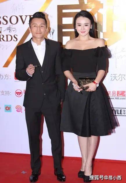 黑色|冉莹颖的3D身材根本藏不住，一身紧身打扮走机场，曲线让人羡慕