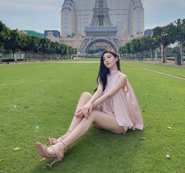 人间|美女穿上人间水蜜桃粉色甜美法式露肩上衣,成为了温柔小姐姐。