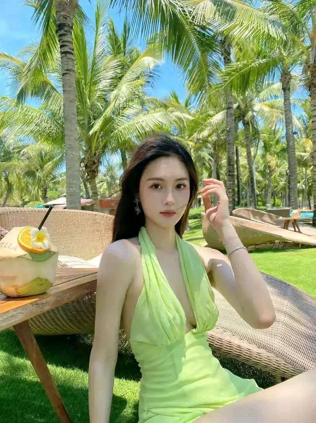 曲线|穿着绿色挂脖式连衣裙,露背裙秀魅力曲线,红唇长发迷人。