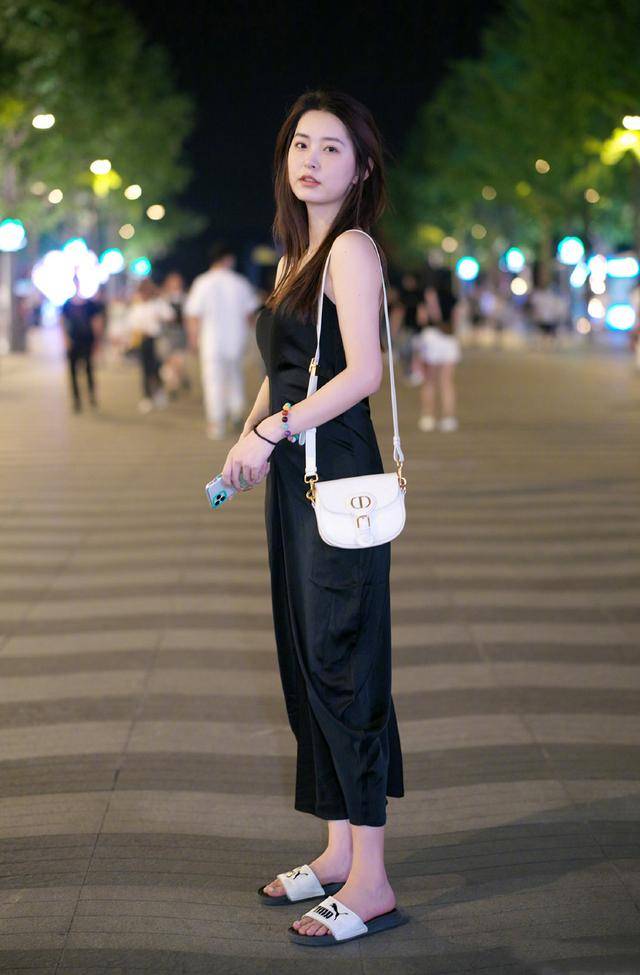 衣服|色彩鲜艳的衣服,并不意味着好看,黑色的打扮有时候也很酷