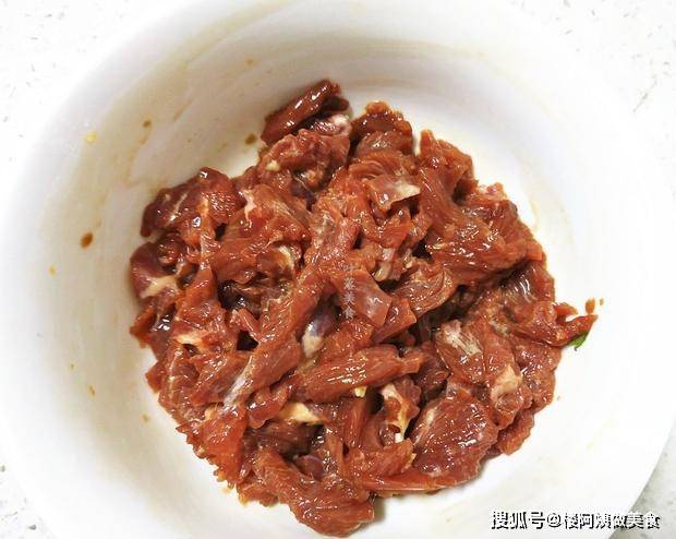 做法如下: 1,牛肉剔去筋膜切片,用鹽,生粉,蠔油,少量料酒醃製15分鐘