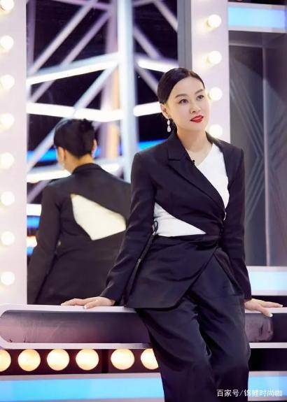 身材|过50岁的女人，尽量别穿卫衣+牛仔裤，学学邬君梅搭配，时髦极了