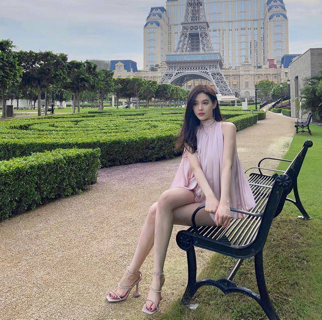 人间|美女穿上人间水蜜桃粉色甜美法式露肩上衣,成为了温柔小姐姐。