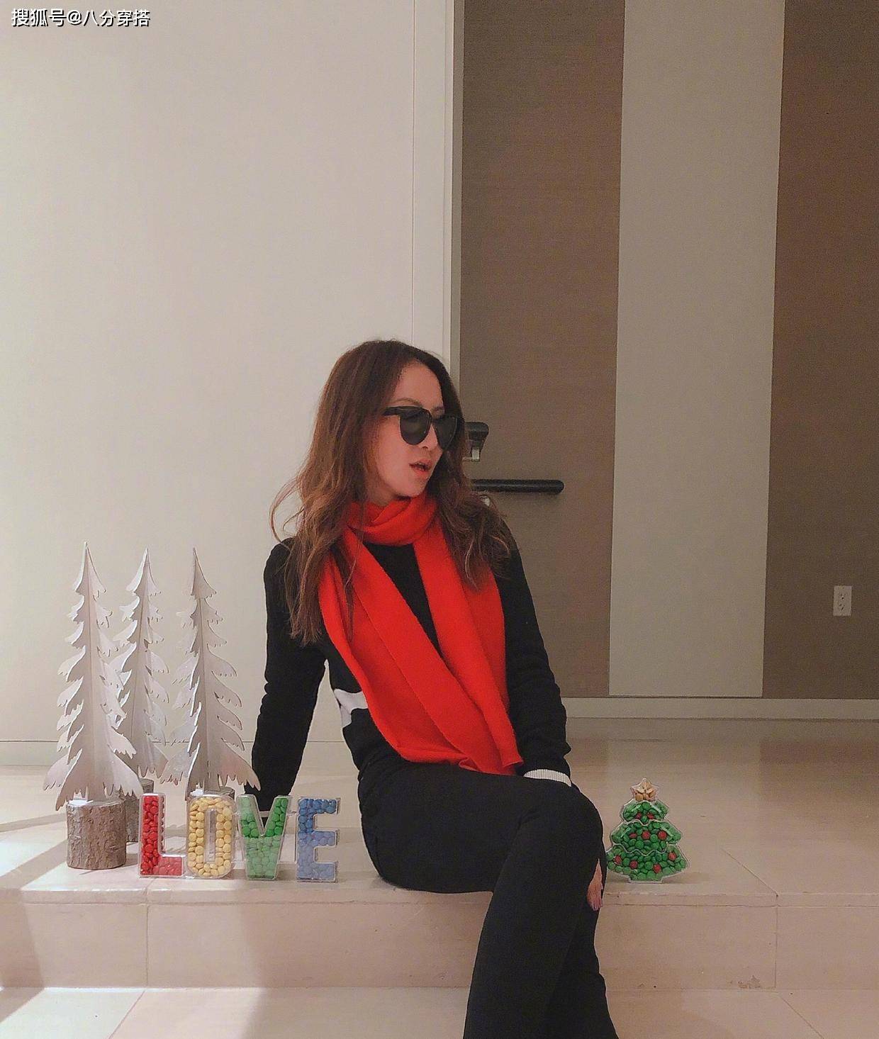 魅力|李玟身材好又敢穿，红色修身连衣裙张扬高调，露出打底裤更时髦