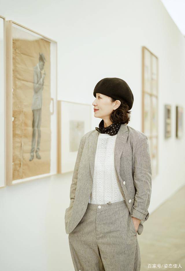 三木|过了50岁的女人少穿打底裤，瞧瞧三木妈妈的时尚穿搭，减龄又优雅