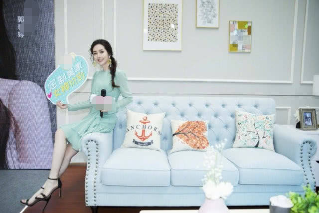 漂亮|郭碧婷定婚后美得真高调，鱼尾编发造型搭一袭薄荷绿连衣，美极了