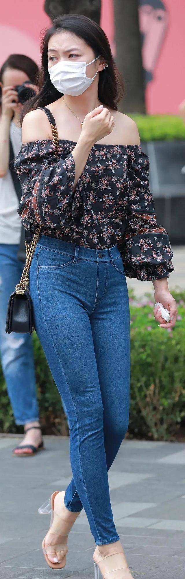 设计|不管紧身打底裤的曲线多么好看，时尚又富有设计感，魅力过人