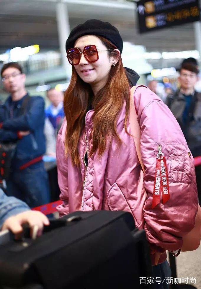 整体|Selina真敢穿，粉棉袄搭“米袋”裤变小短腿，未修图“疤痕”明显