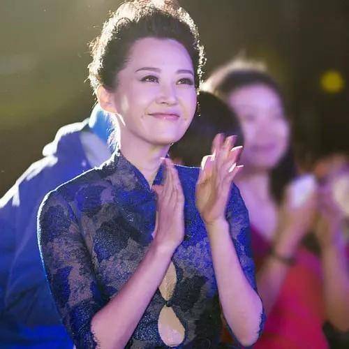 景甜|许晴和蒋勤勤撞衫：一个像贵妇一个像迎宾小姐，网友：仪态差太多
