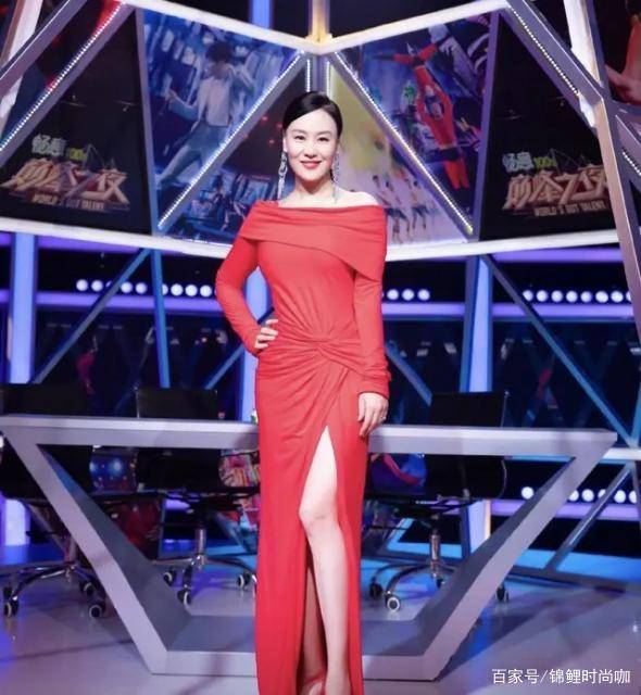 身材|过50岁的女人，尽量别穿卫衣+牛仔裤，学学邬君梅搭配，时髦极了