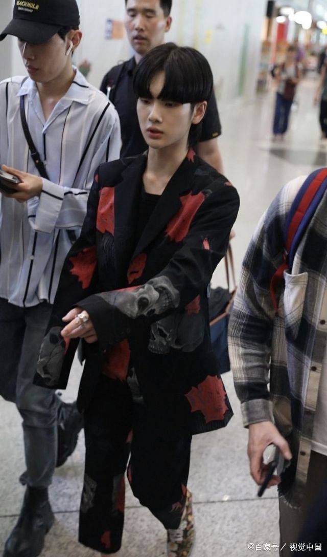 周震|周震南再也不穿妈妈的衣服了，“英伦风”造型，很男人