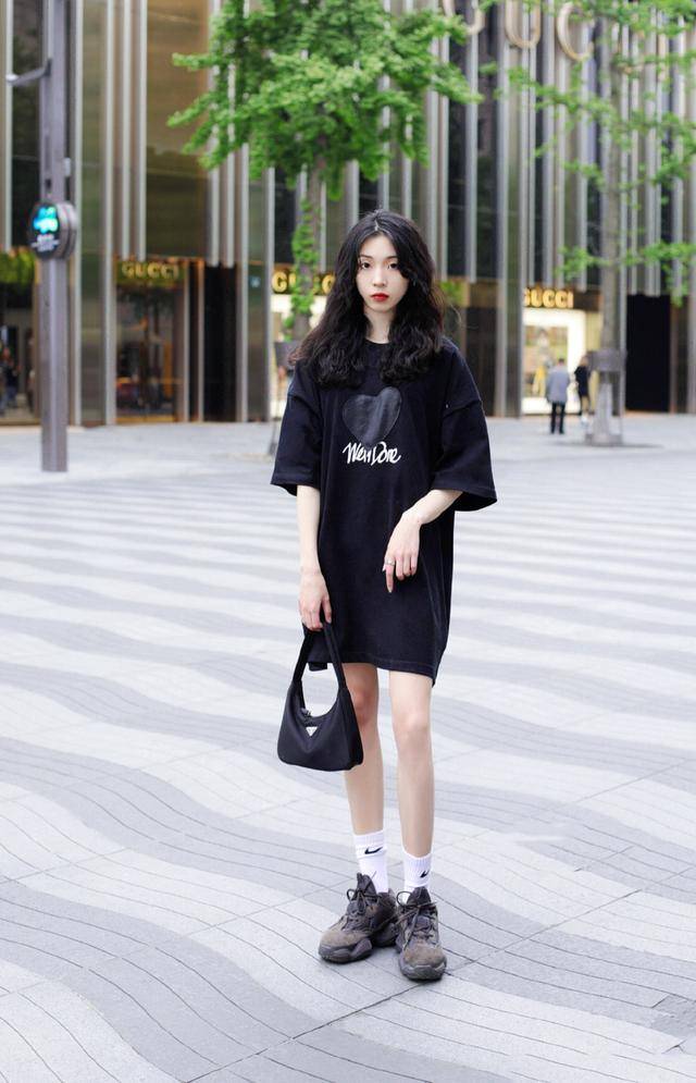 衣服|色彩鲜艳的衣服,并不意味着好看,黑色的打扮有时候也很酷