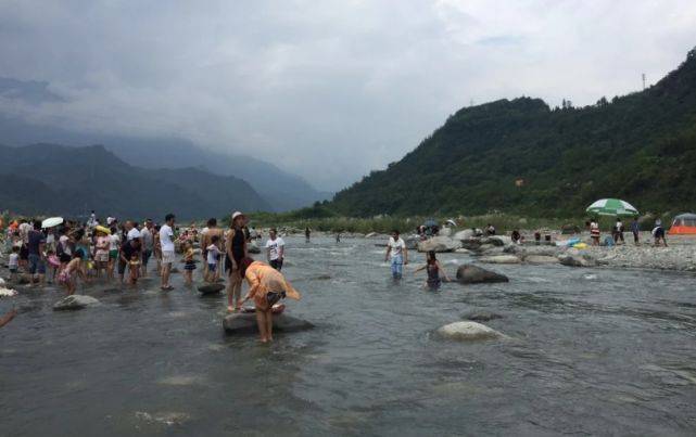 成都最理想的避暑胜地，每年平均温度15.7度，是玩水最佳之地