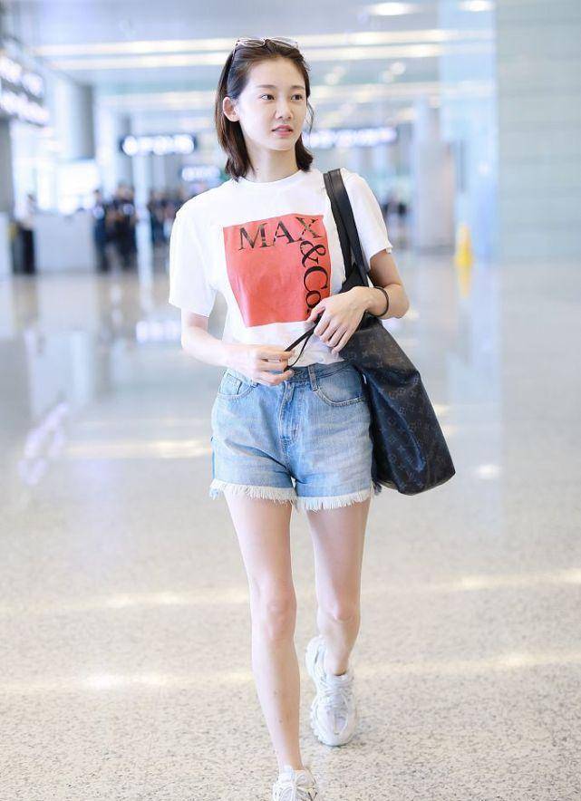 服装|苗苗的颜值是真的高，明明穿的衣服都很普通，不化妆也很有明星范