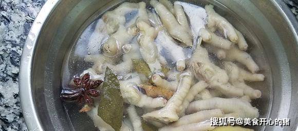香菜|凉拌鸡爪的简单做法，又香又好吃的一道家常菜，美味又下饭