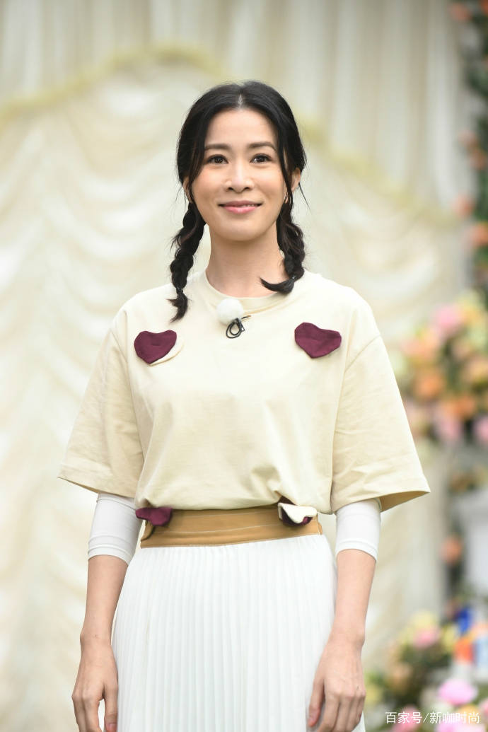 身材|76年范玮琪、75年佘诗曼，告诉我们：少女感，真不是装嫩那么简单