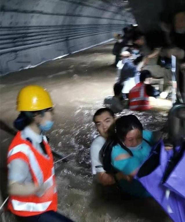 原创郑州地铁5号线列车掉队人孙聪姗那个一直鼓励大家的女孩