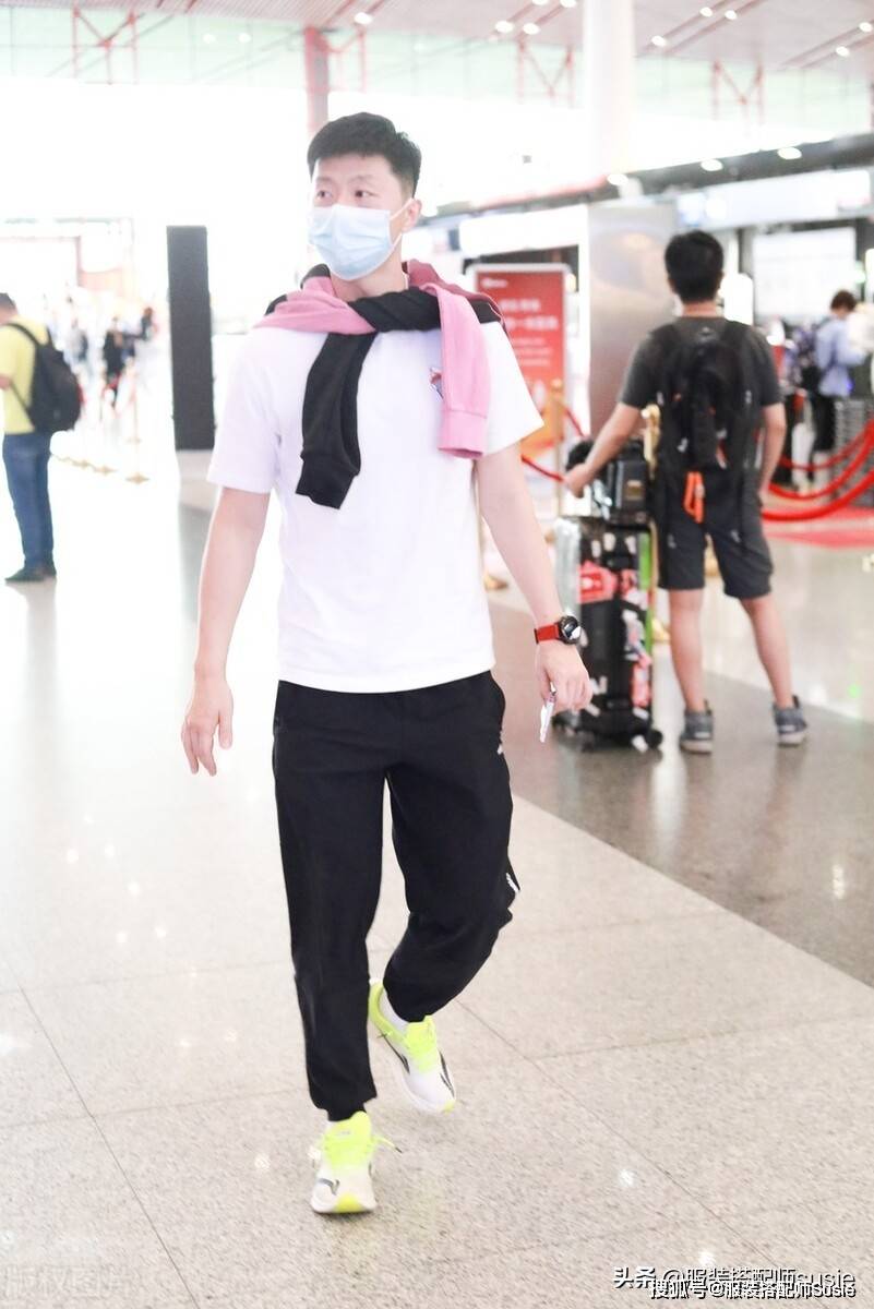 一身|乒坛大满贯马龙身材壮硕，一身黑白休闲装帅气十足，不比小鲜肉差