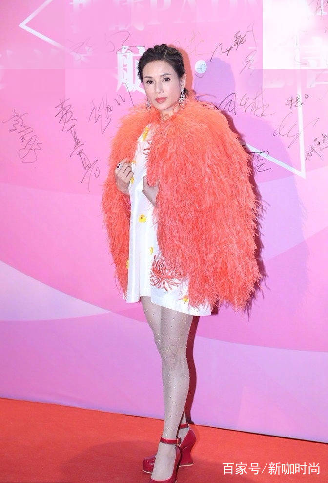 女神|“小龙女”美回来了！一袭深V红裙美艳动人，波浪卷发真有女人味
