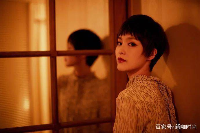 震慑力|唐嫣巴黎看秀造型曝光！豹纹长裙配短发，震慑力十足！