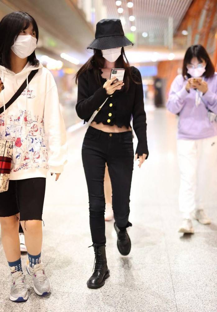 发型|袁冰妍黑白穿搭出镜简约时尚，发型又甜又酷，双手抱娃太温馨