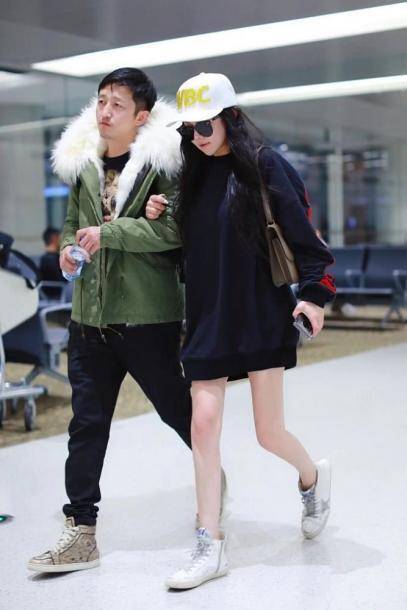 黑色|明星夫妻时尚穿搭，穿卫衣短裙秀长腿