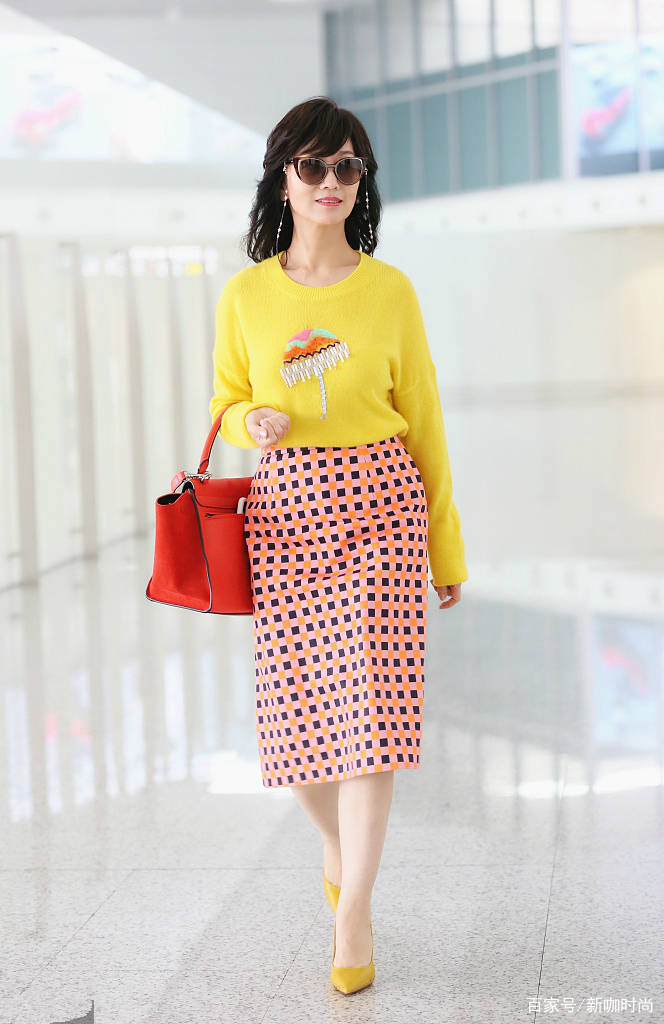 猫步|64岁赵雅芝奶奶亮相，像一个穿着夏装的少女，走起“猫步”很迷人