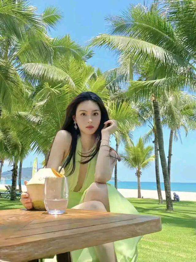 曲线|穿着绿色挂脖式连衣裙,露背裙秀魅力曲线,红唇长发迷人。